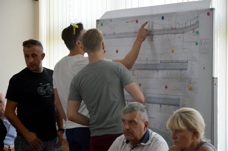Burzliwe konsultacje w sprawie przebudowy ul. Szybowników  (zdjęcia)