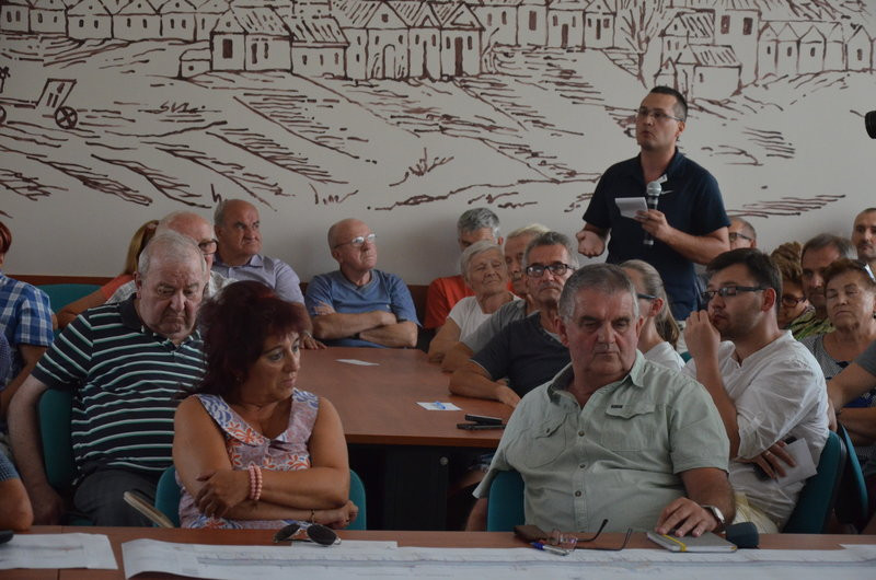 Burzliwe konsultacje w sprawie przebudowy ul. Szybowników  (zdjęcia)