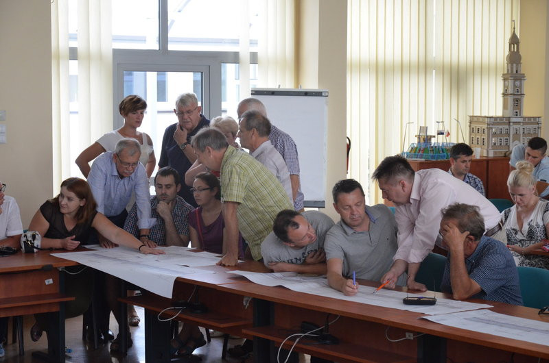 Burzliwe konsultacje w sprawie przebudowy ul. Szybowników  (zdjęcia)