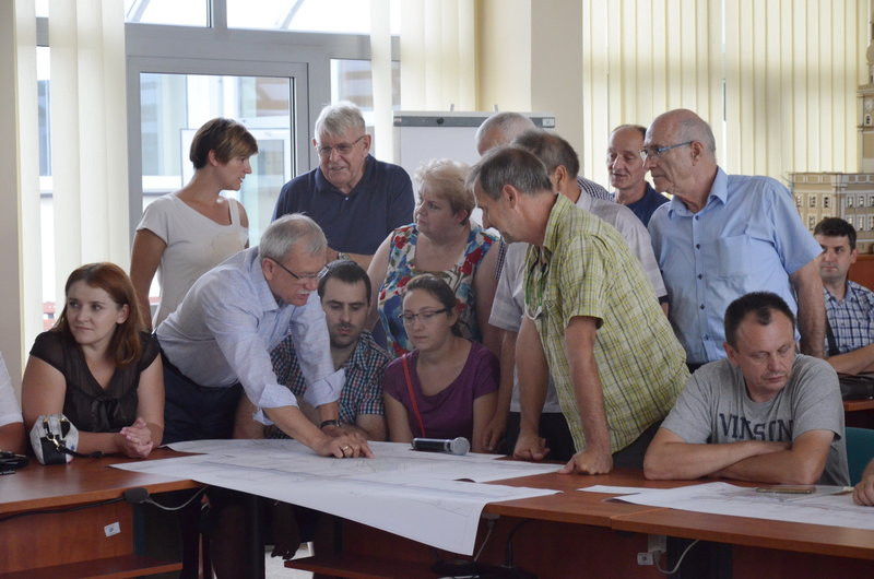 Burzliwe konsultacje w sprawie przebudowy ul. Szybowników  (zdjęcia)