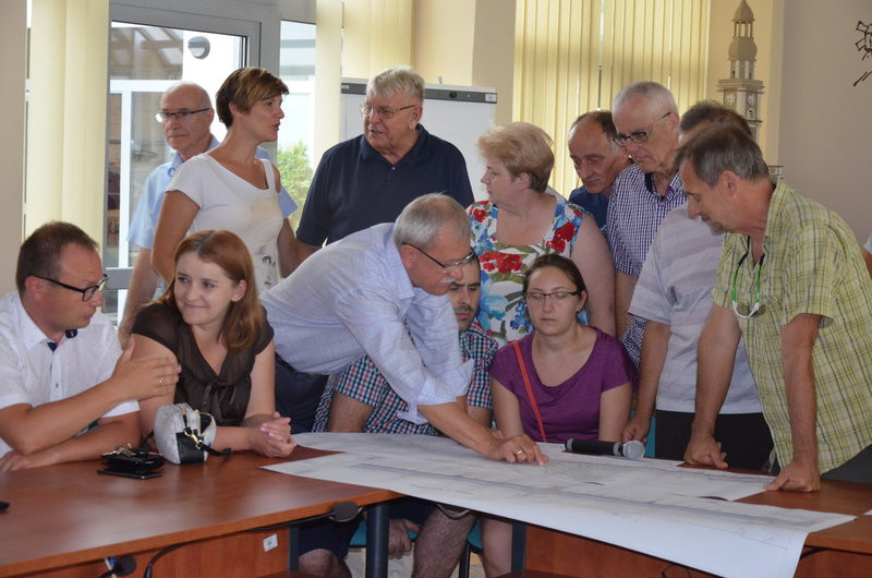 Burzliwe konsultacje w sprawie przebudowy ul. Szybowników  (zdjęcia)