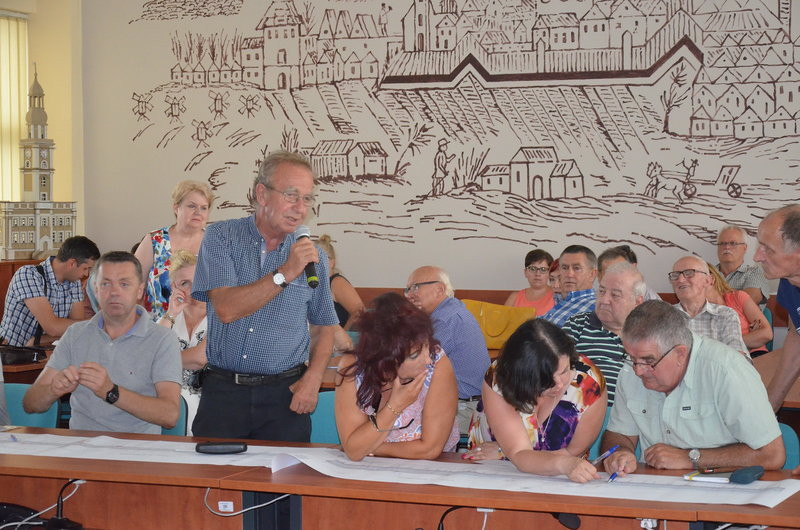 Burzliwe konsultacje w sprawie przebudowy ul. Szybowników  (zdjęcia)