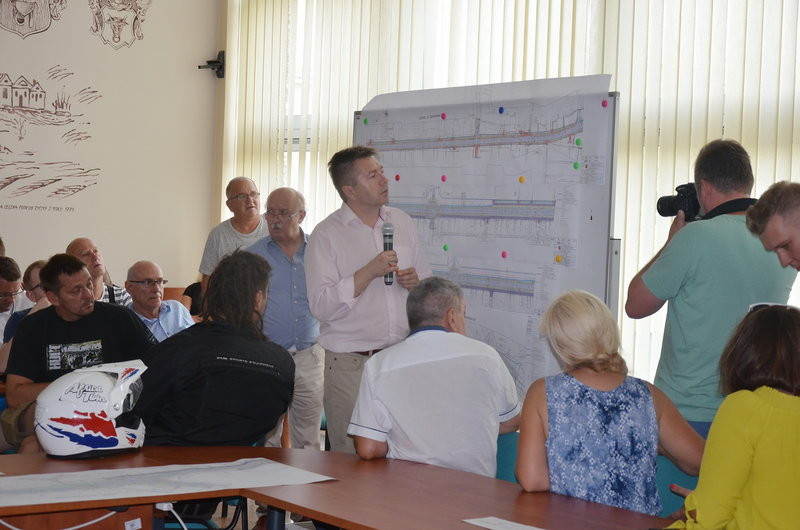 Burzliwe konsultacje w sprawie przebudowy ul. Szybowników  (zdjęcia)