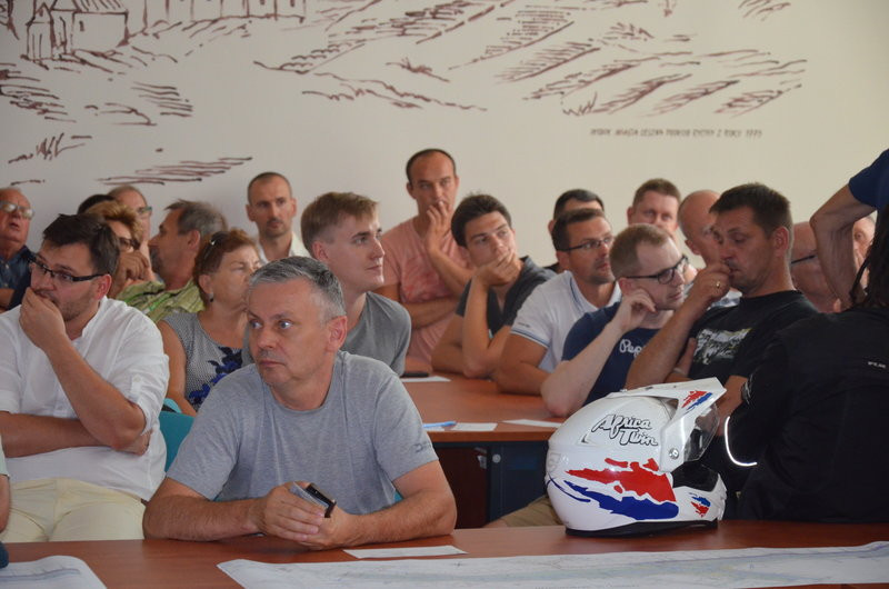 Burzliwe konsultacje w sprawie przebudowy ul. Szybowników  (zdjęcia)