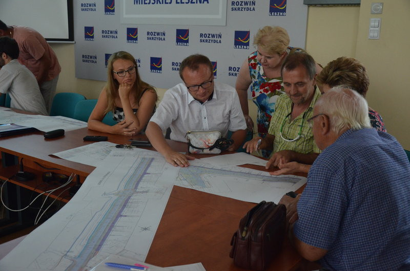 Burzliwe konsultacje w sprawie przebudowy ul. Szybowników  (zdjęcia)