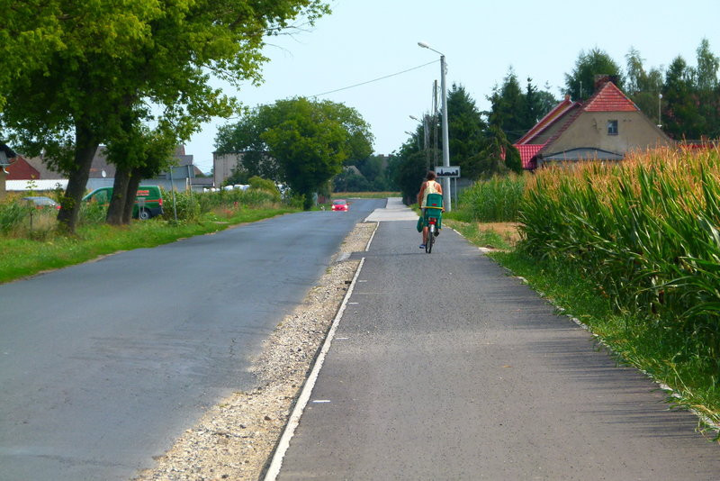 Ścieżki rowerowe w trzech gminach na finiszu (kilka zdjęć)
