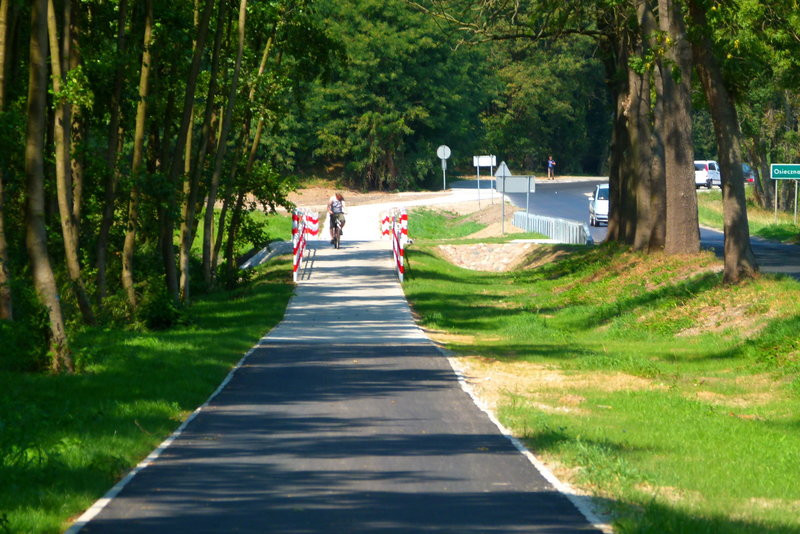 Ścieżki rowerowe w trzech gminach na finiszu (kilka zdjęć)