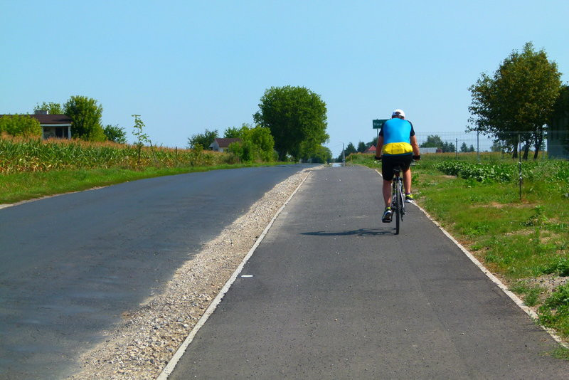 Ścieżki rowerowe w trzech gminach na finiszu (kilka zdjęć)