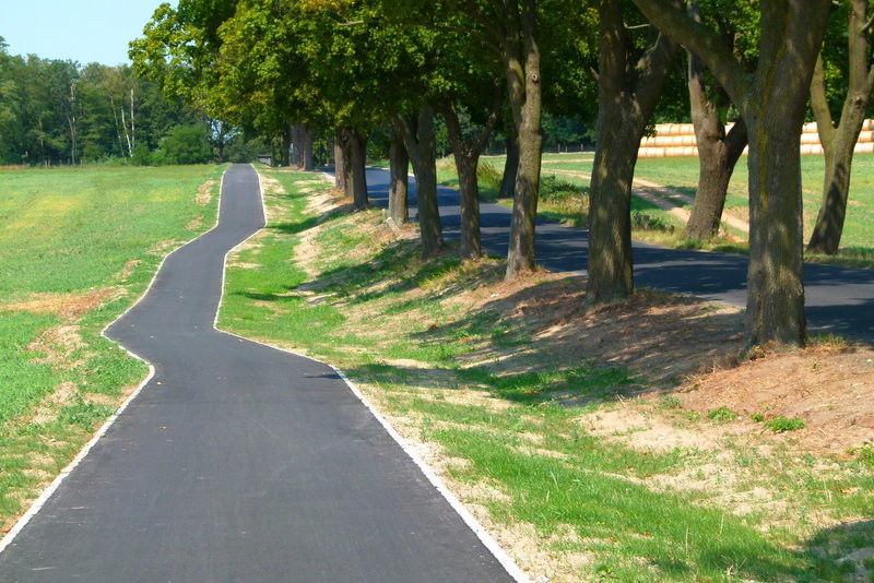 Ścieżki rowerowe w trzech gminach na finiszu (kilka zdjęć)