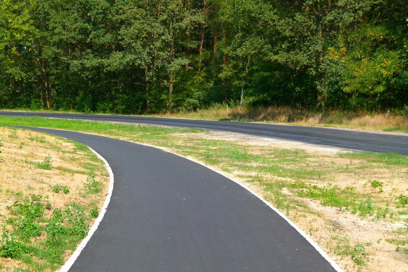 Ścieżki rowerowe w trzech gminach na finiszu (kilka zdjęć)