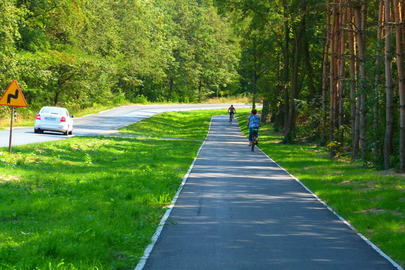 Ścieżki rowerowe w trzech gminach na finiszu (kilka zdjęć)