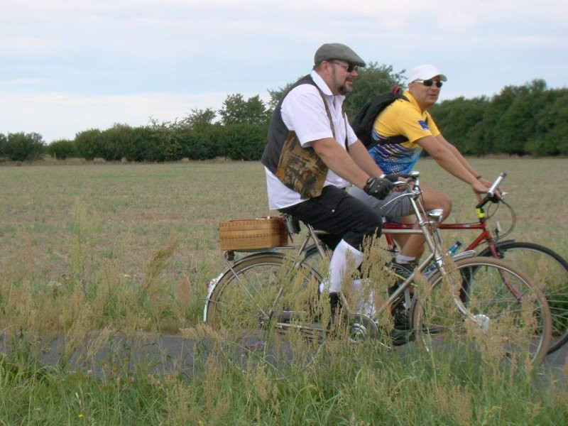 Rajd tylko dla rowerów... pełnoletnich (zdjęcia)