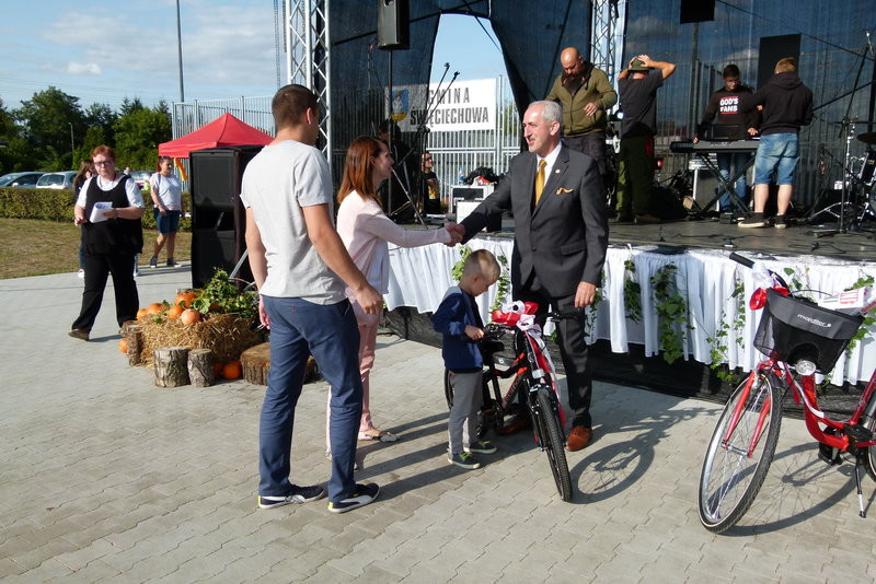 Paszkowiakowie na biało-czerwonych rowerach (zdjęcia)