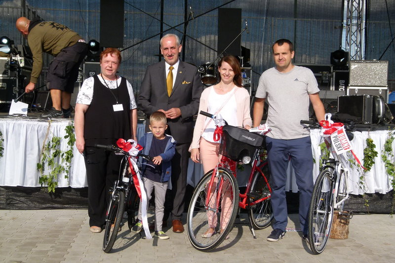 Paszkowiakowie na biało-czerwonych rowerach (zdjęcia)