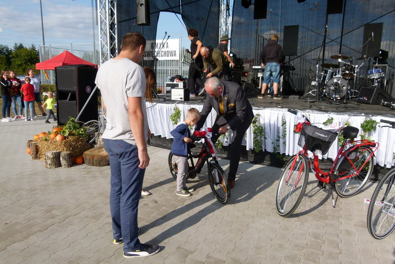 Paszkowiakowie na biało-czerwonych rowerach (zdjęcia)