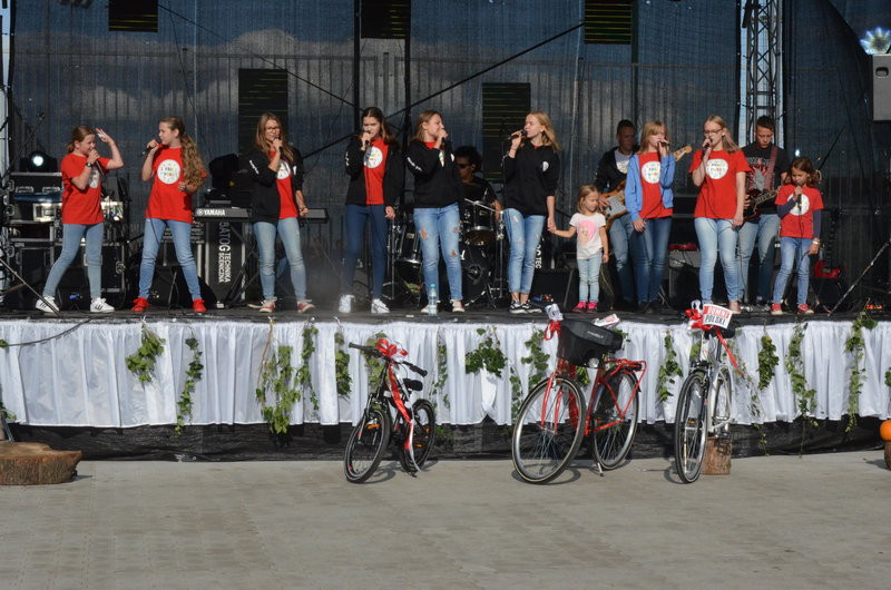 Paszkowiakowie na biało-czerwonych rowerach (zdjęcia)