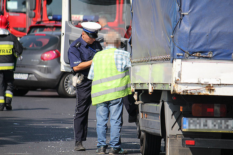 Ciężarówką w auto z 5-osobową rodziną (zdjęcia!!!)