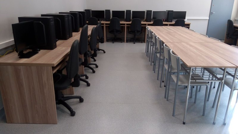 Rozpoczęcie roku szkolnego z przecięciem wstęgi (zdjęcia)