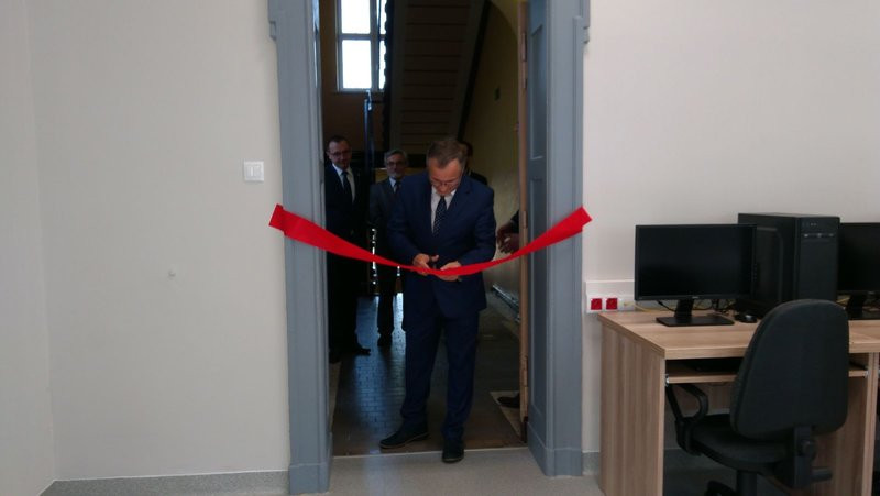 Rozpoczęcie roku szkolnego z przecięciem wstęgi (zdjęcia)