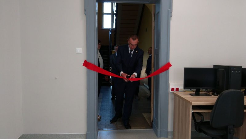 Rozpoczęcie roku szkolnego z przecięciem wstęgi (zdjęcia)