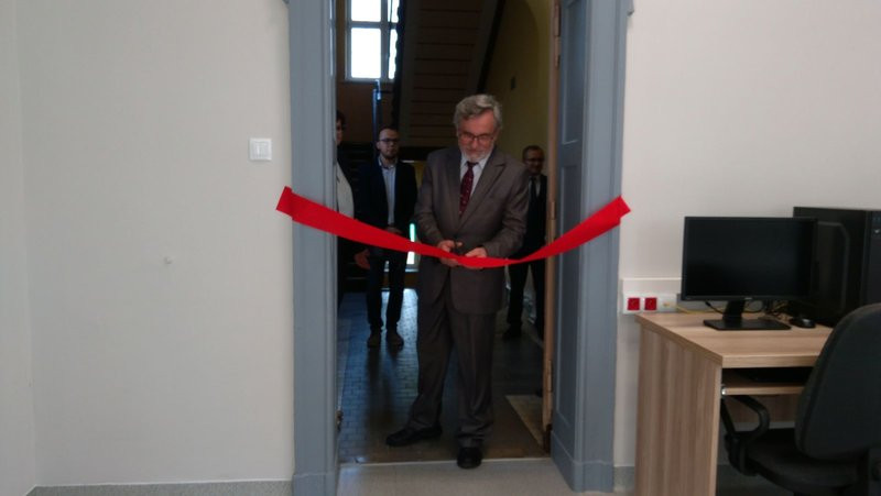 Rozpoczęcie roku szkolnego z przecięciem wstęgi (zdjęcia)