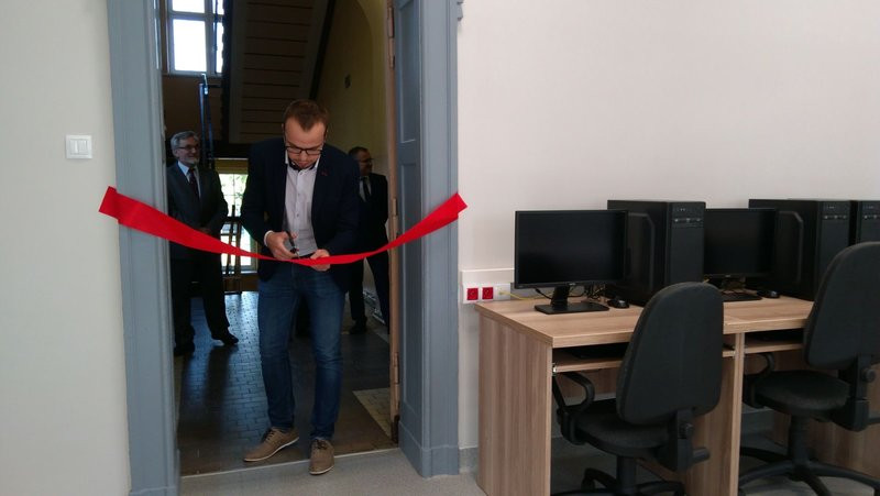Rozpoczęcie roku szkolnego z przecięciem wstęgi (zdjęcia)