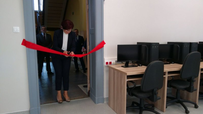 Rozpoczęcie roku szkolnego z przecięciem wstęgi (zdjęcia)