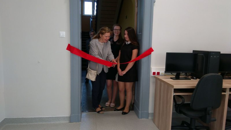 Rozpoczęcie roku szkolnego z przecięciem wstęgi (zdjęcia)