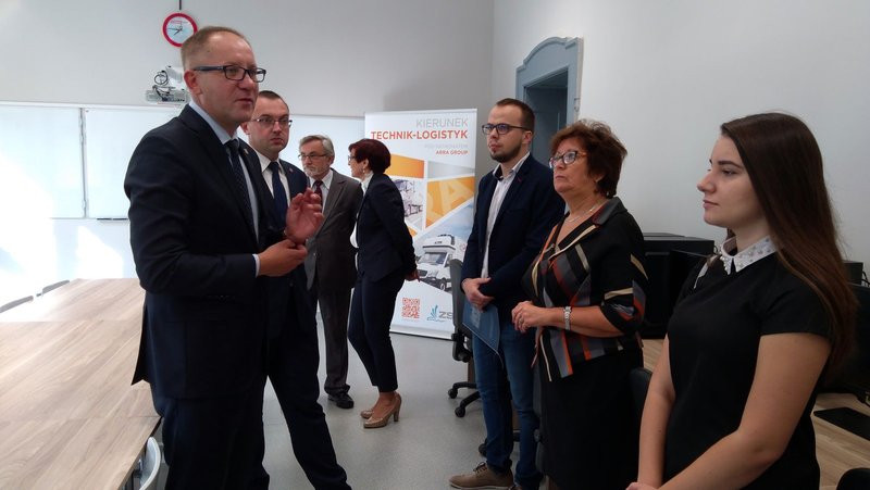 Rozpoczęcie roku szkolnego z przecięciem wstęgi (zdjęcia)