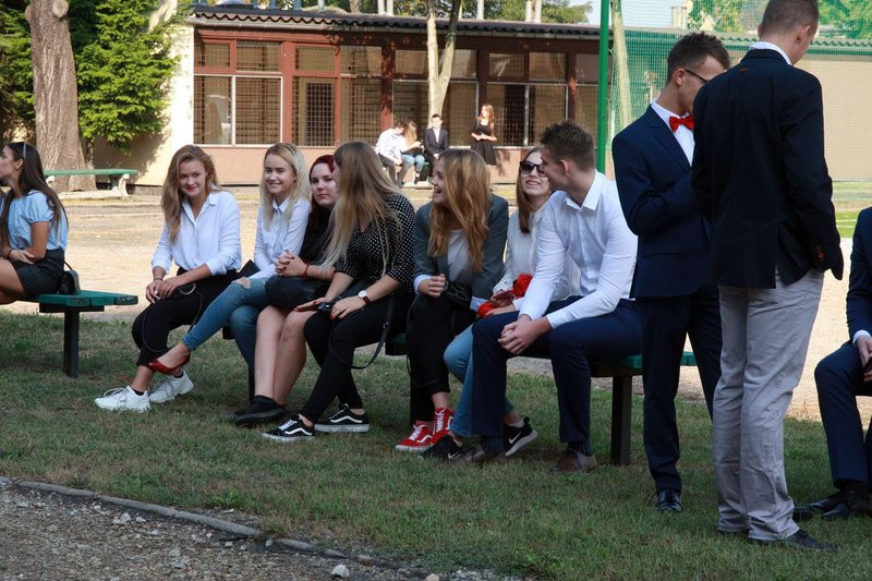Rozpoczęcie roku szkolnego z przecięciem wstęgi (zdjęcia)
