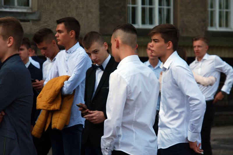 Rozpoczęcie roku szkolnego z przecięciem wstęgi (zdjęcia)