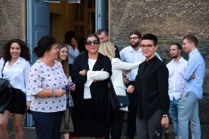 Rozpoczęcie roku szkolnego z przecięciem wstęgi (zdjęcia)