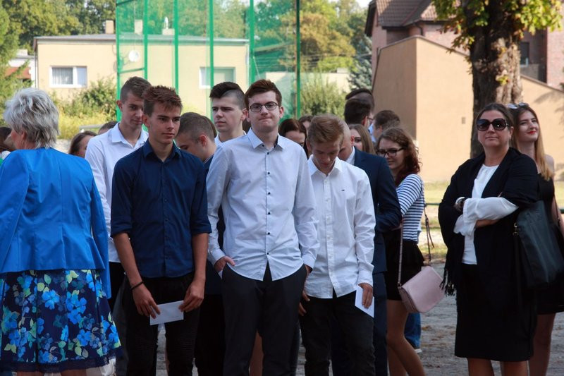 Rozpoczęcie roku szkolnego z przecięciem wstęgi (zdjęcia)