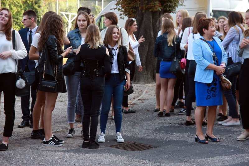 Rozpoczęcie roku szkolnego z przecięciem wstęgi (zdjęcia)