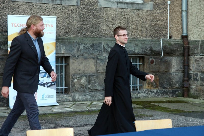 Rozpoczęcie roku szkolnego z przecięciem wstęgi (zdjęcia)