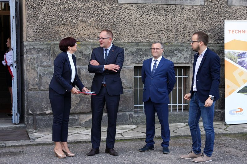 Rozpoczęcie roku szkolnego z przecięciem wstęgi (zdjęcia)