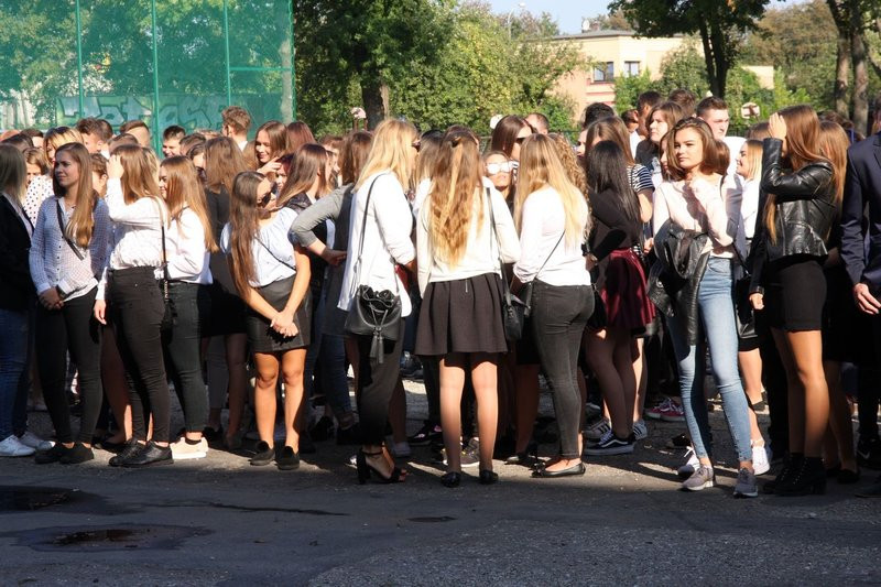 Rozpoczęcie roku szkolnego z przecięciem wstęgi (zdjęcia)