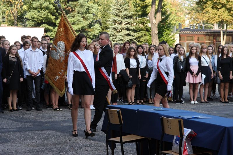 Rozpoczęcie roku szkolnego z przecięciem wstęgi (zdjęcia)