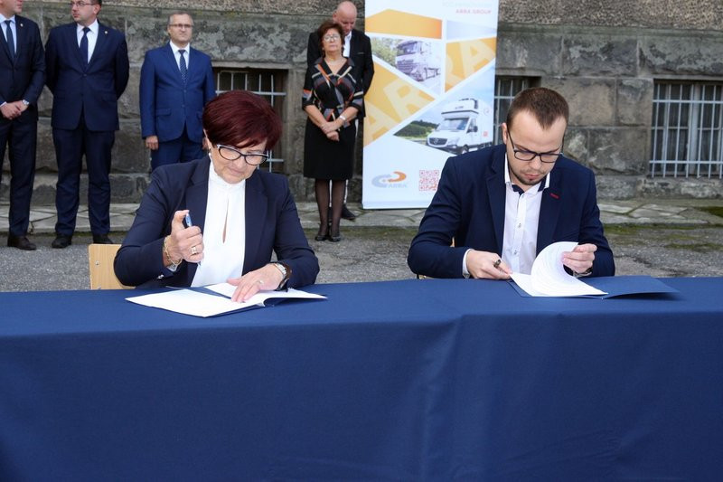 Rozpoczęcie roku szkolnego z przecięciem wstęgi (zdjęcia)