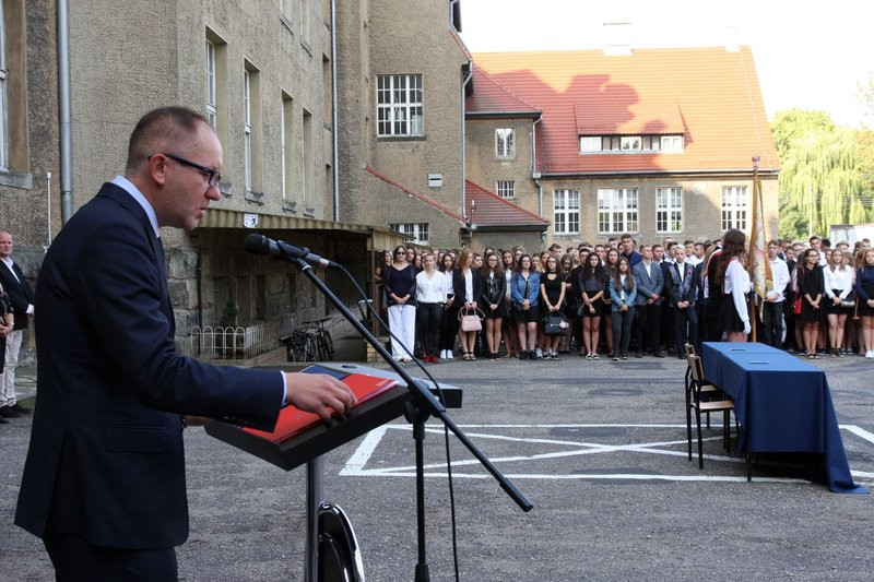 Rozpoczęcie roku szkolnego z przecięciem wstęgi (zdjęcia)