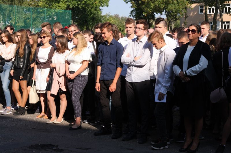 Rozpoczęcie roku szkolnego z przecięciem wstęgi (zdjęcia)