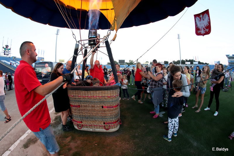 Balony na stadionie (zdjęcia)
