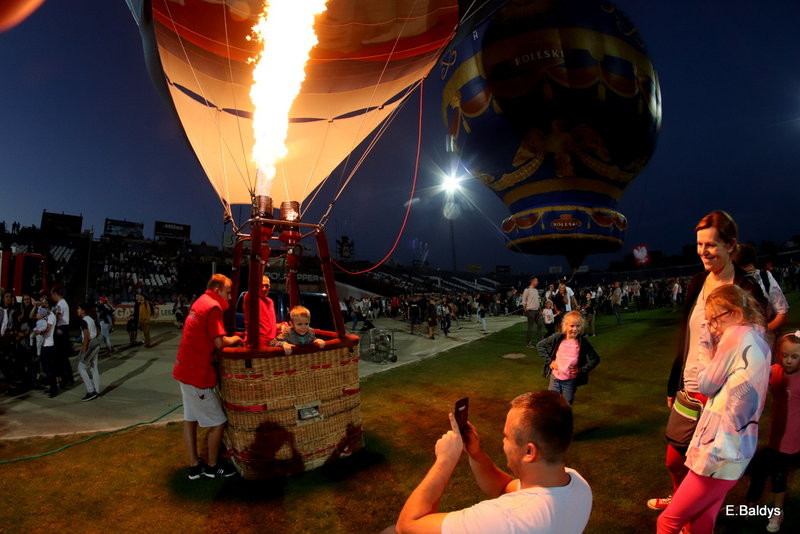 Balony na stadionie (zdjęcia)
