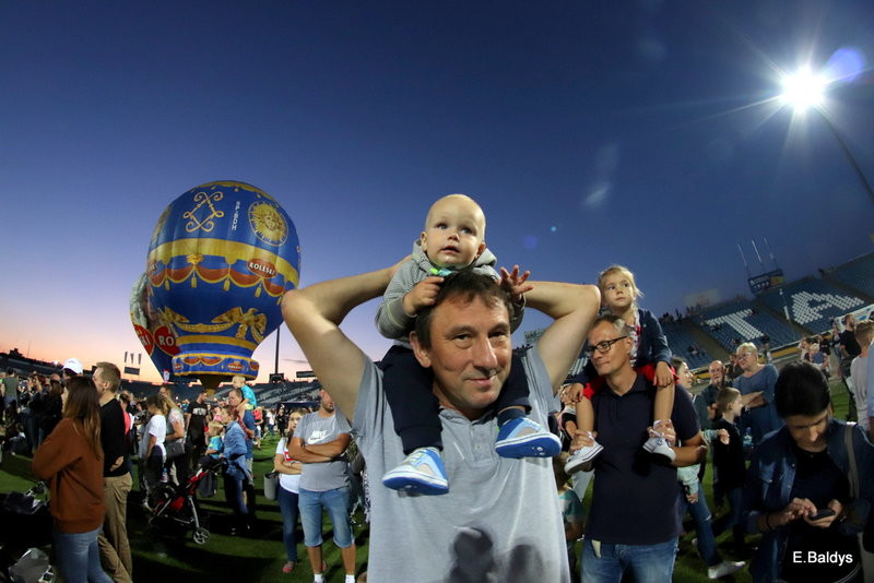 Balony na stadionie (zdjęcia)