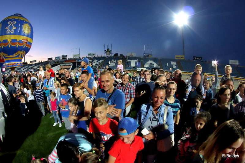Balony na stadionie (zdjęcia)
