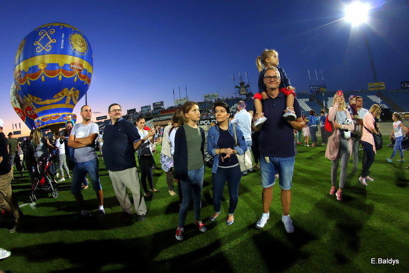 Balony na stadionie (zdjęcia)
