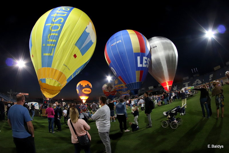 Balony na stadionie (zdjęcia)