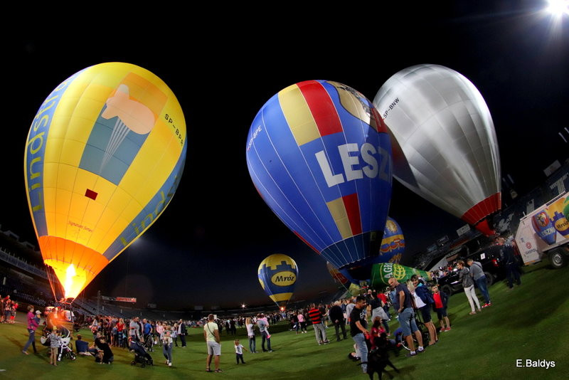 Balony na stadionie (zdjęcia)