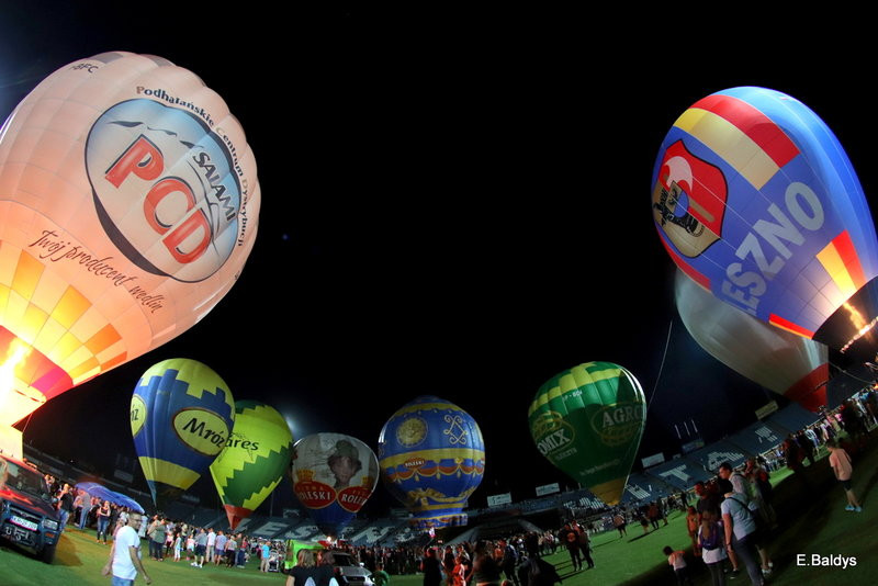 Balony na stadionie (zdjęcia)