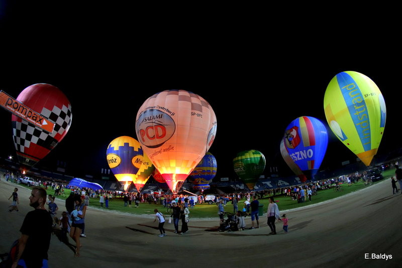 Balony na stadionie (zdjęcia)